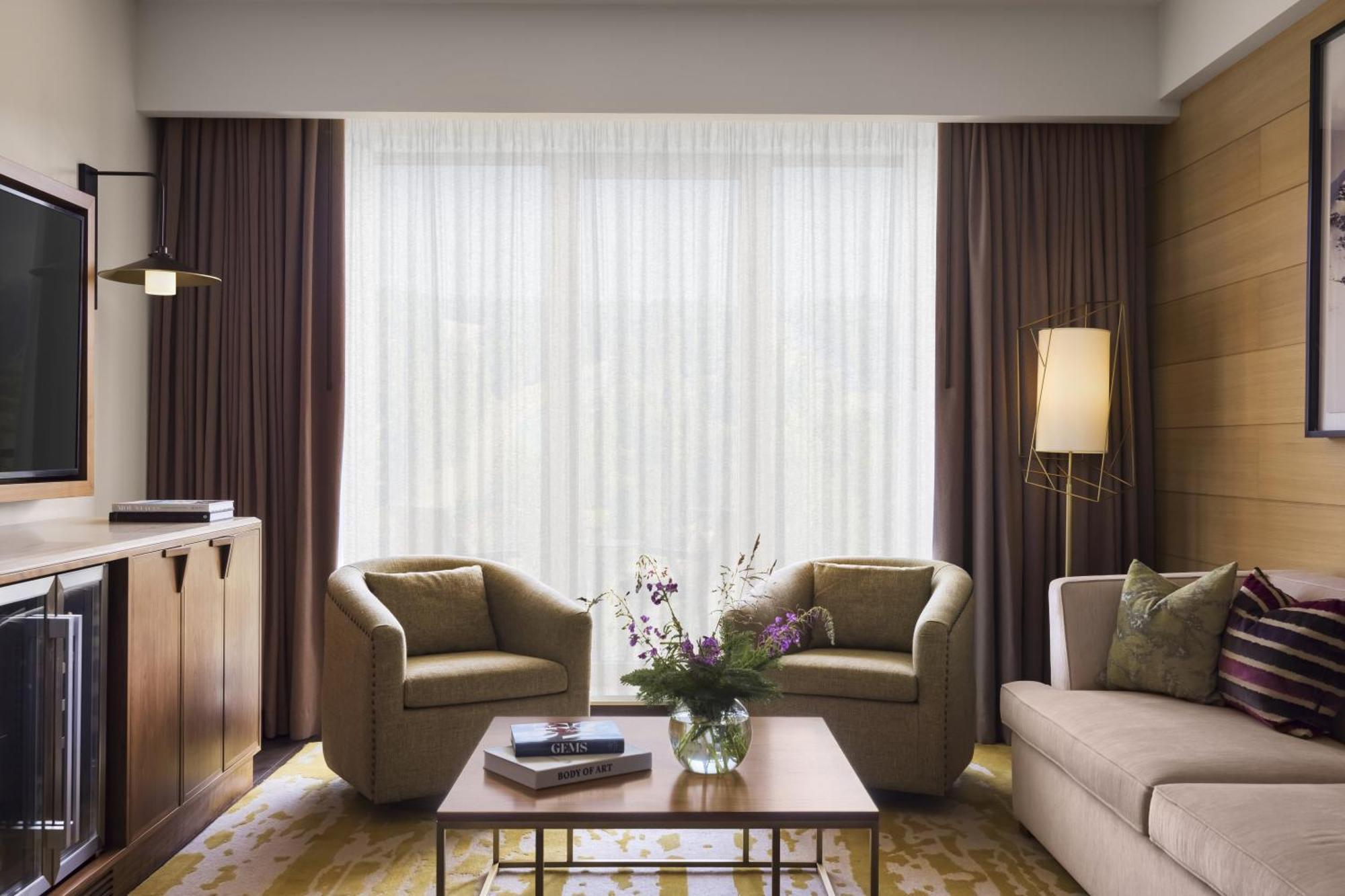 Viceroy Kopaonik Serbia Bagian luar foto A living room in a suite at the Mandarin Oriental, Hong Kong