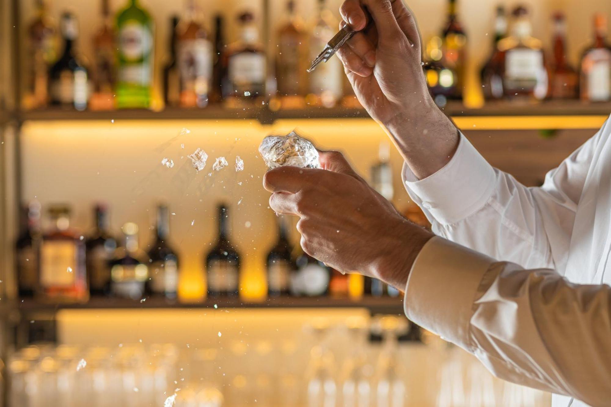 Viceroy Kopaonik Serbia Bagian luar foto A bartender preparing a drink