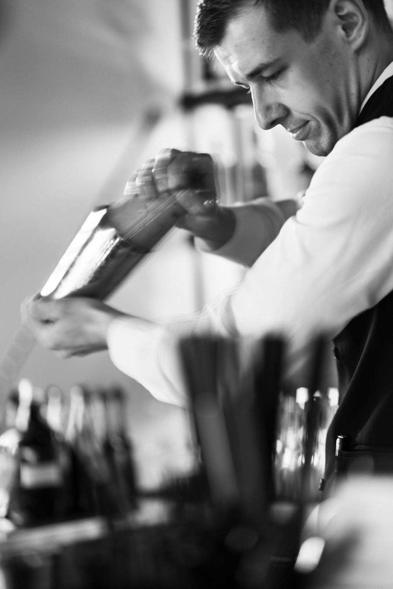 Viceroy Kopaonik Serbia Bagian luar foto A waiter holding a wine bottle