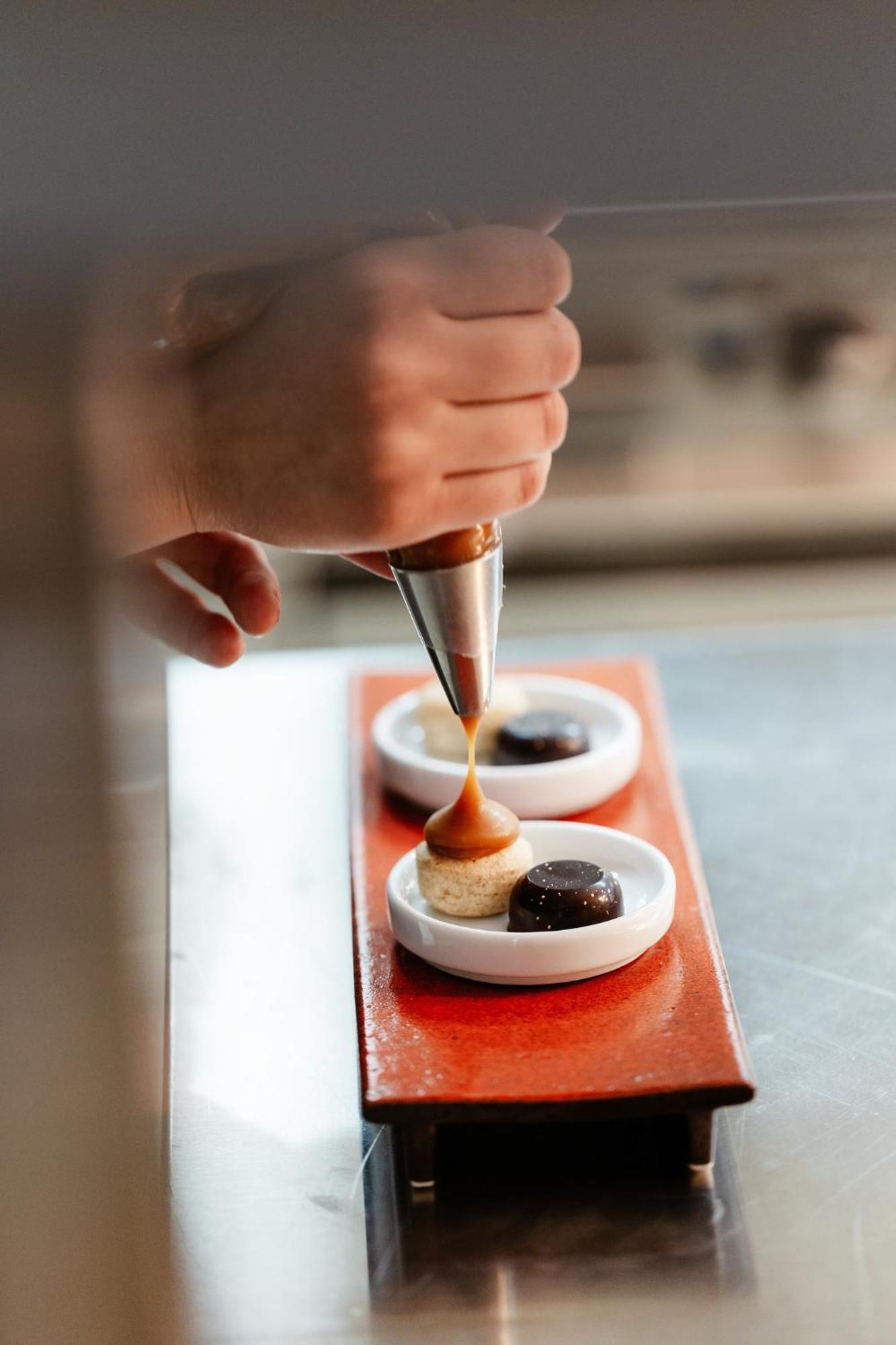 Viceroy Kopaonik Serbia Bagian luar foto A pastry chef icing a dessert