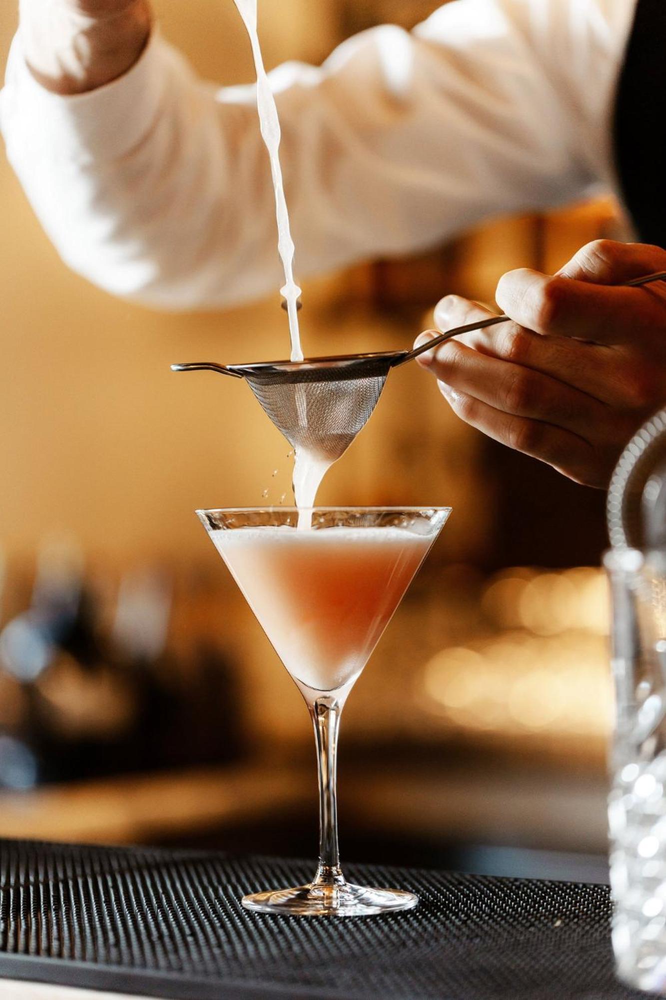 Viceroy Kopaonik Serbia Bagian luar foto A bartender straining a cocktail